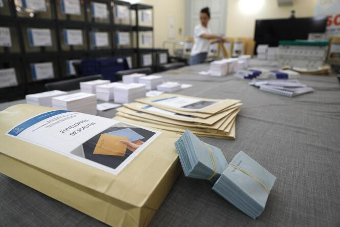 Préparation du premier tour des élections législatives dans la mairie d’Ajaccio, le 25 juin 2024.