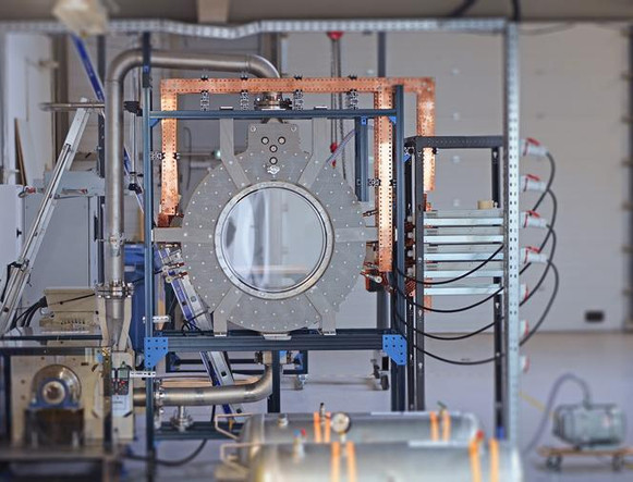 Dispositif pour tester des parois en métal liquide au sein du futur stellarator de l’entreprise française Renaissance Fusion, à Fontaine (Isère), le 29 mai 2023.