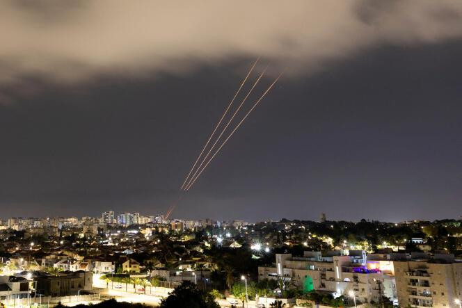 La défense aérienne en action à Ashkelon, ville israélienne proche de la bande de Gaza, le 14 avril 2024.