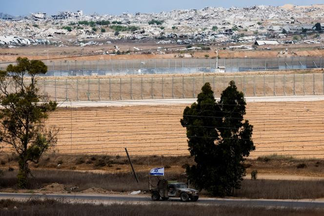 Un véhicule militaire du côté israélien de la frontière avec la bande de Gaza, le 9 octobre 2025, après que Donald Trump a annoncé que l’Etat hébreu et le Hamas s’étaient mis d’accord sur la première phase d’un cessez-le-feu.