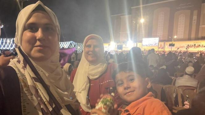Une photographie d’Hala Khrais (au centre) avec sa fille Heba et son fils Taim, fournie par la famille à Middle East Eye, et publiée le 10 janvier 2024.