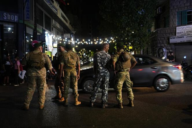 Des soldats libanais montent la garde devant le centre médical de l’université américaine de Beyrouth (Liban), où de nombreuses victimes de la série d’explosions sont soignées, le 17 septembre 2024.