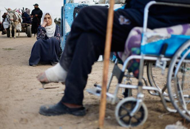 Des patients palestiniens à leur arrivée à Rafah après leur évacuation de l’hôpital Nasser, à Khan Younès, le 15 février 2024.
