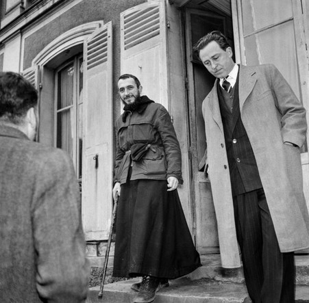 L’abbé Pierre et Robert Buron, alors ministre des finances, à la première communauté Emmaüs, à Neuilly-Plaisance (Seine-Saint-Denis), en janvier 1954.