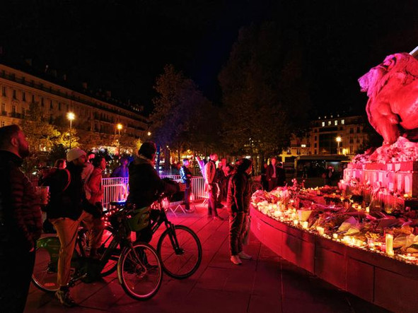 Recueillement en souvenir des attentats, place de la République, à Paris, dans la nuit du 12 au 13 novembre 2025.