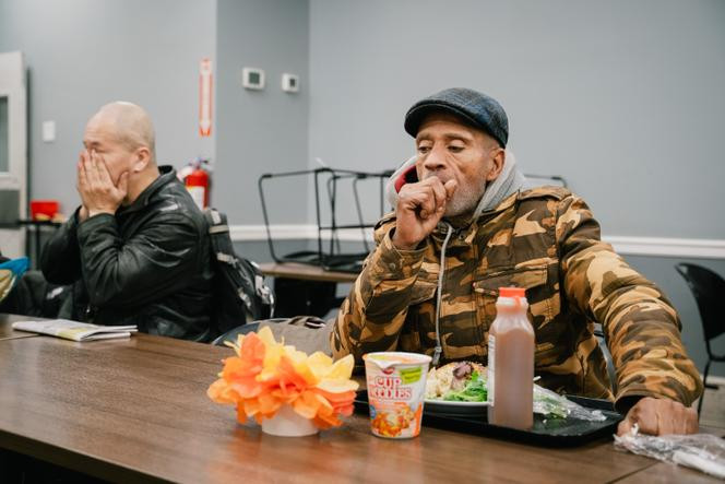 Robert, actuellement sans domicile fixe, attablé dans un restaurant solidaire de Harlem Sud, à Manhattan, à New York, le 3 décembre 2025.
