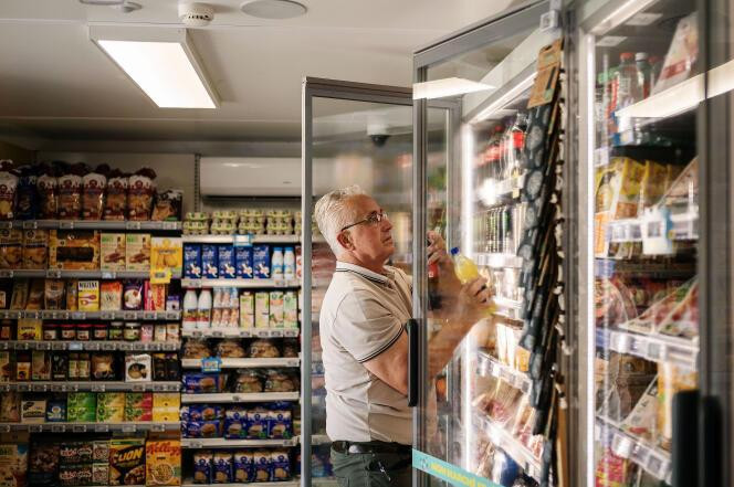 Jean-Christophe Feuilleux est « apicier » : il assure une présence quotidienne de deux ou trois heures dans l’épicerie autonome de Sainte-Sévère (Charente), ainsi que dans deux autres épiceries Api de la région.