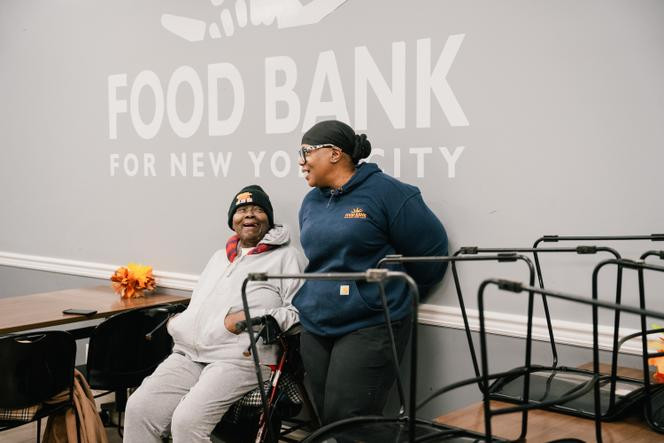 La cheffe Sheri Jefferson (à droite) discute avec Martha, une bénéficiaire de la Food Bank NYC, à Harlem, à New York, le 3 décembre 2025.