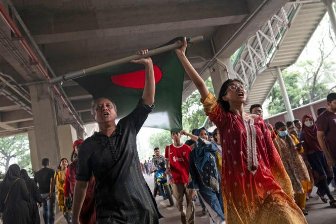 Des manifestants célèbrent la démission de la Première ministre Sheikh Hasina, à Dacca, au Bangladesh, le 5 août 2024.