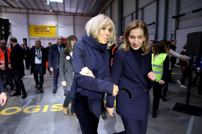 Brigitte Macron et Tanya Saadé Zeenny visitent l’entrepôt solidaire de la Fondation CMA CGM, à Marseille, le 6 décembre 2024.