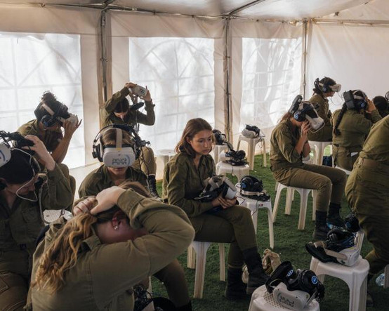 Des soldates israéliennes effectuant leur service militaire, après le visionnage d’une vidéo sur les attaques du 7-Octobre, au kibboutz de Réïm (Israël), le 11 septembre 2024.