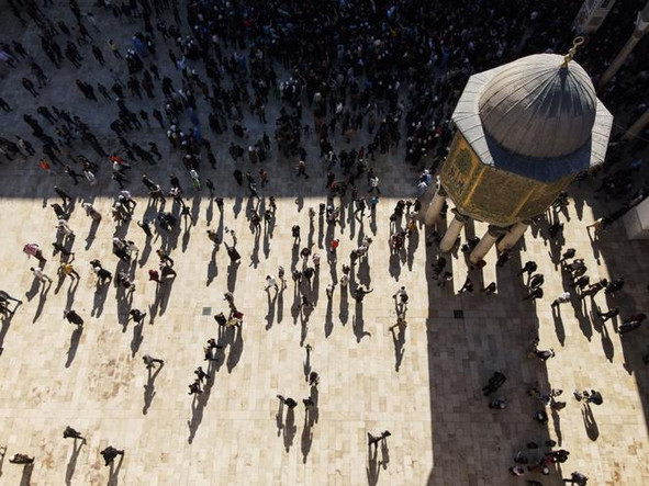 Cette vue aérienne montre des fidèles musulmans participant aux premières prières hebdomadaires du vendredi depuis la chute du Bachar al-Assad à la mosquée des Omeyyades du VIIIe siècle dans la vieille ville de Damas, le 13 décembre 2024.