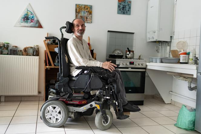Jean-François, 55 ans, locataire dans un immeuble dit « inclusif », à Plombière-lès-Dijon (Côte-d’Or), le 11 mai 2023.