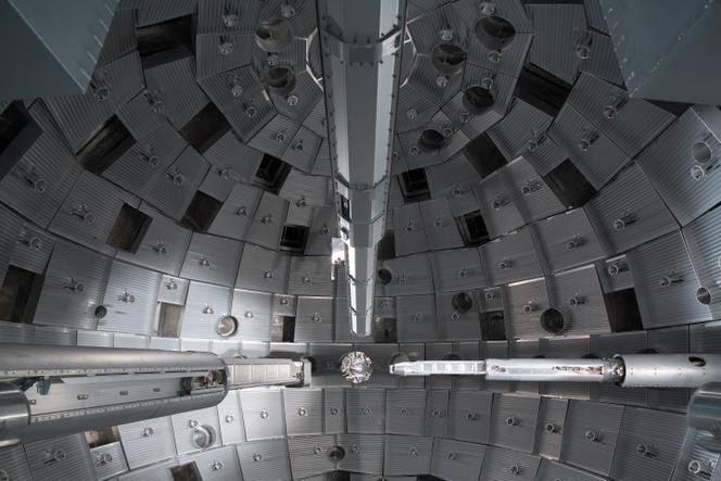 L’enceinte du laser Mégajoule, près de Bordeaux, dans laquelle une centaine de faisceaux laser peuvent converger pour faire fusionner des noyaux atomiques, le 8 janvier 2016.