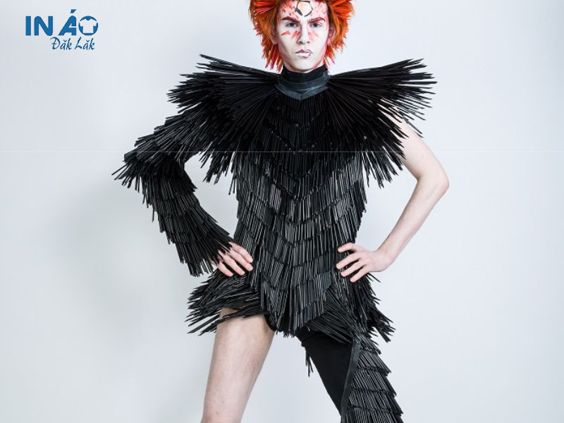 Dùng ống hút làm trang phục tái chế cho nam