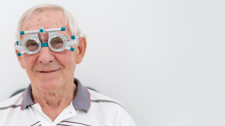 manhavingeyesightcheck_232149082444.jpg