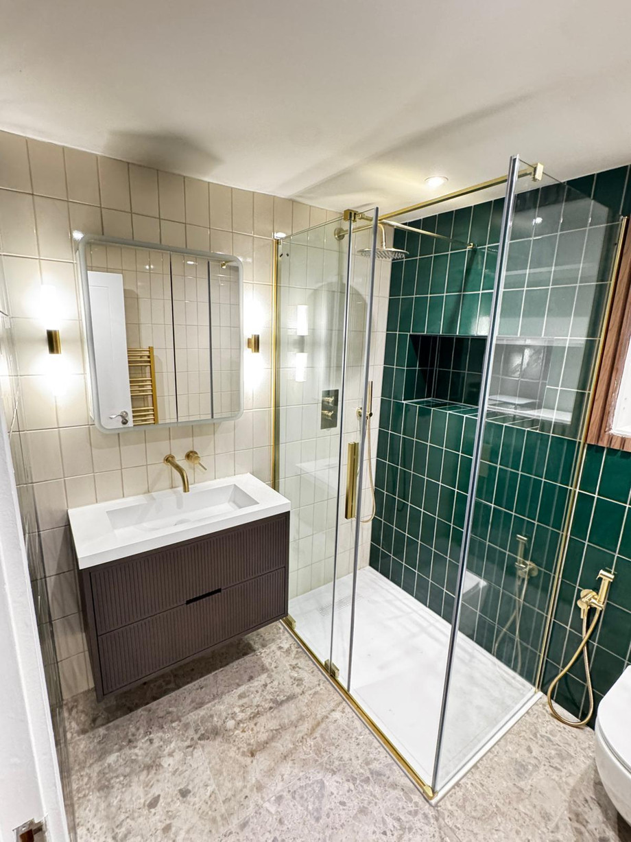 greenandwhitebathrooms.jpeg