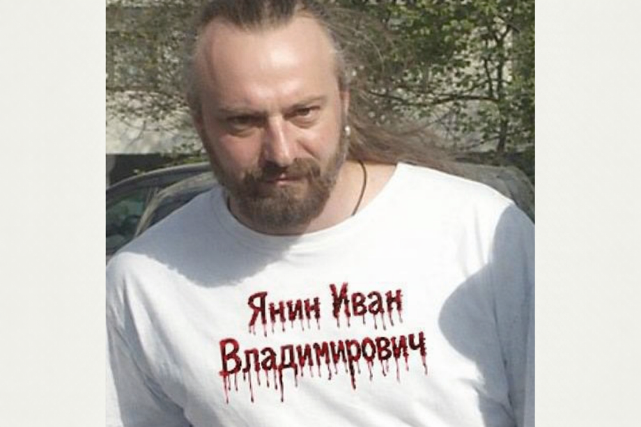 aninivanvladimrovickrasnymtekstnafutbolkeskulptoramuhinojdom6korpus1kv2.png