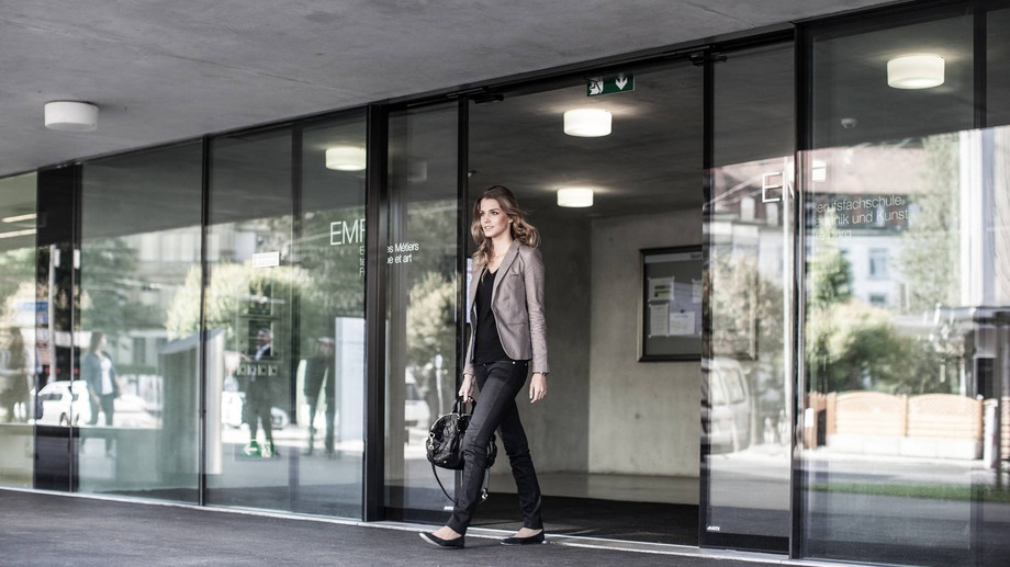 imgi_3_gilgen_door_systems_produkte_tuersysteme_schiebetueren_stufenglas_012x1.jpeg