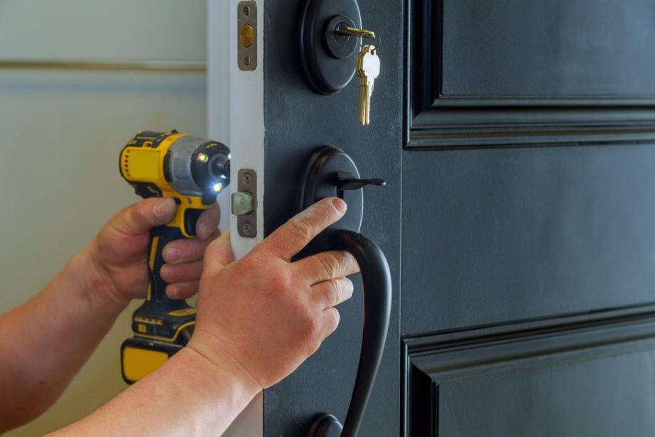 imgi_20_closeupofaprofessionallocksmithinstallinganewlockonahouseexteriordoorwiththeinside1024x683.png