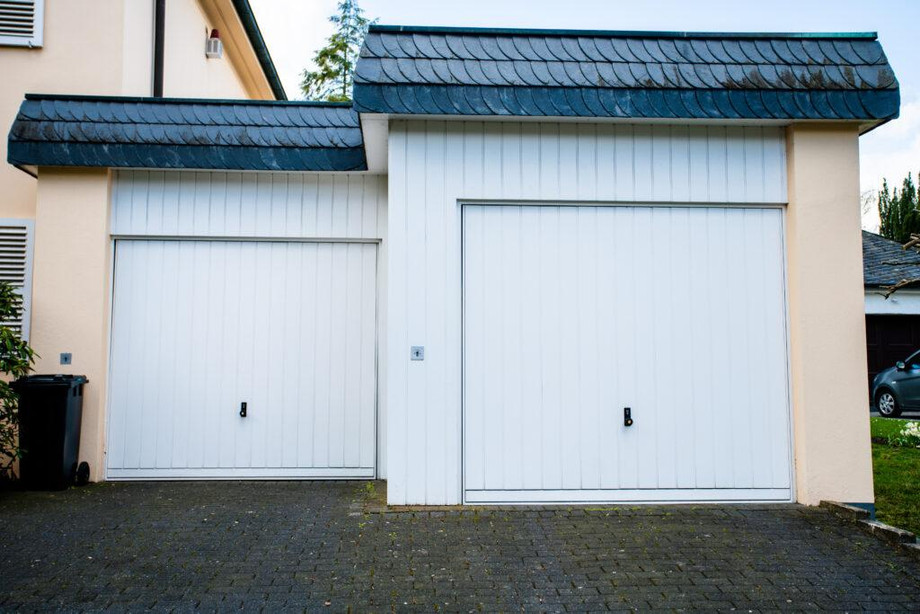 widegaragedoorandconcretedrivewayinfront20210902031556utc1024x683x23247.jpg