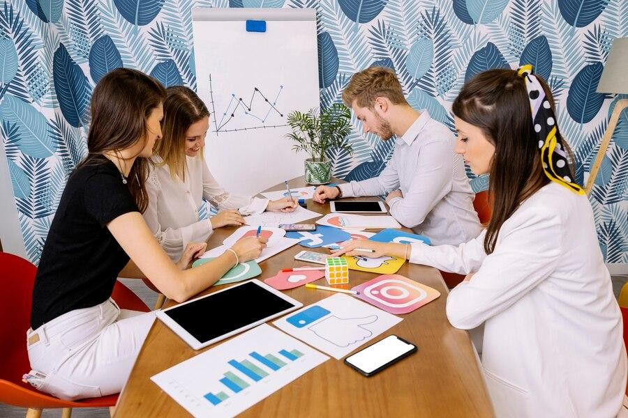 groupbusinesspeopleplanningsocialmediaapplication_232147847539.jpg