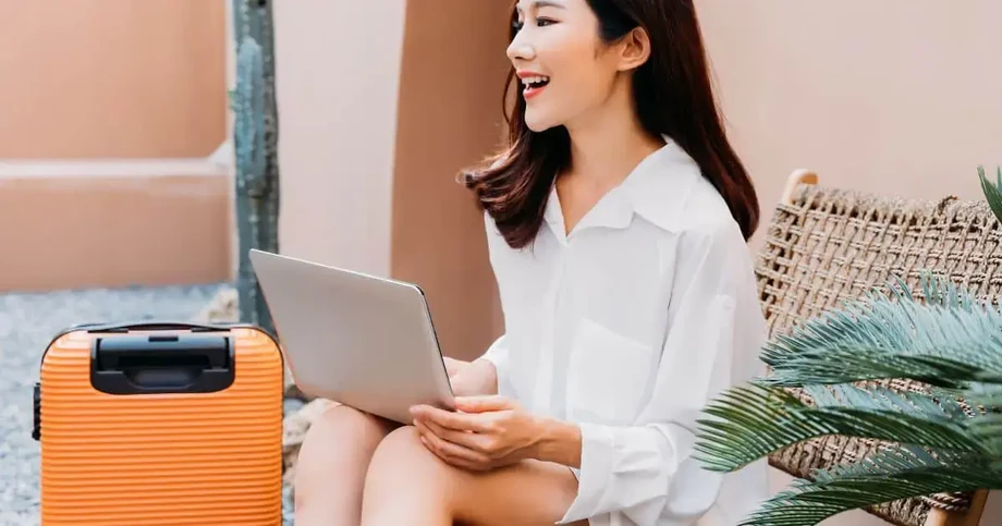 businesstravelwomanlaptopsuitcaseworkjpg.webp
