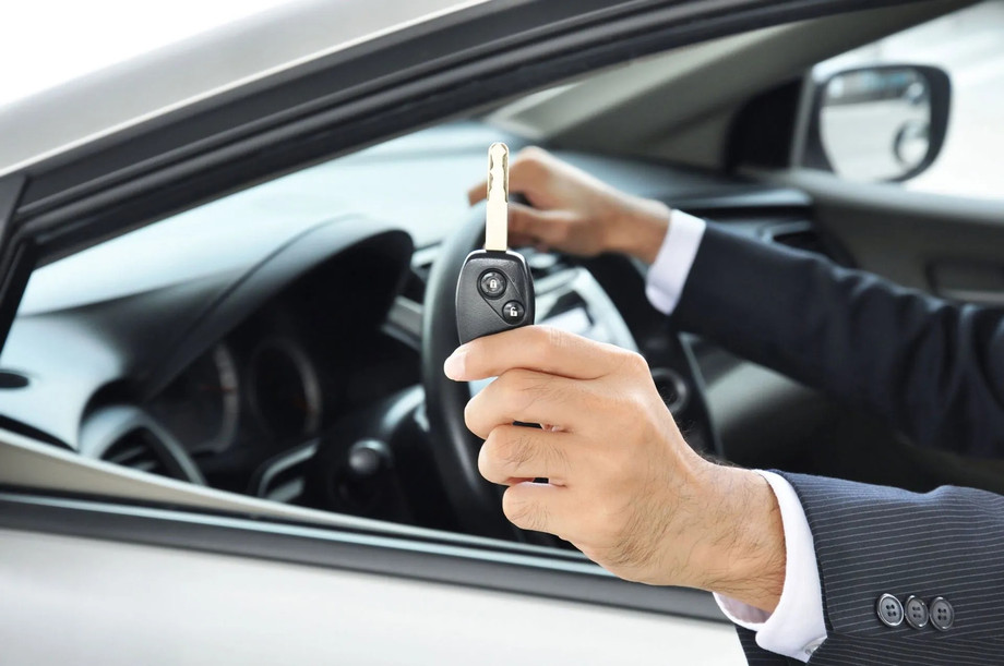 imageye____imgi_2_handholdingcarkey.jpg