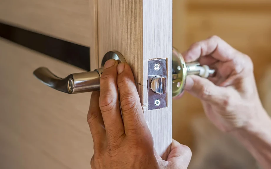 installakeylockdoorknobredondobeachca.webp