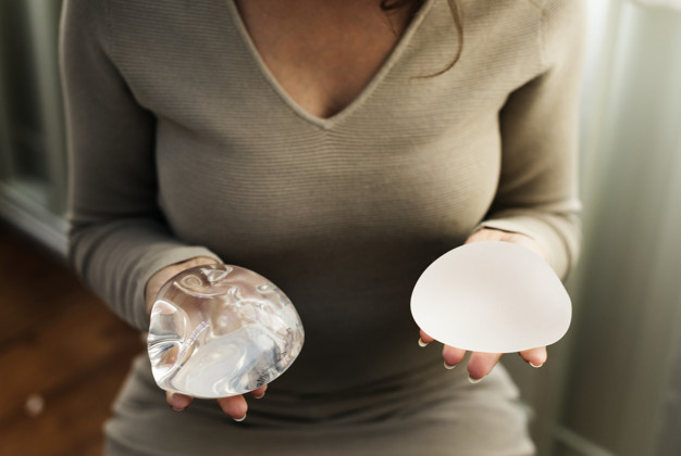 womanholdingsiliconbagsbreastimplant_53876486.jpg