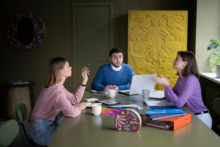 mediumshotpeoplesittingtable_232149345221.png