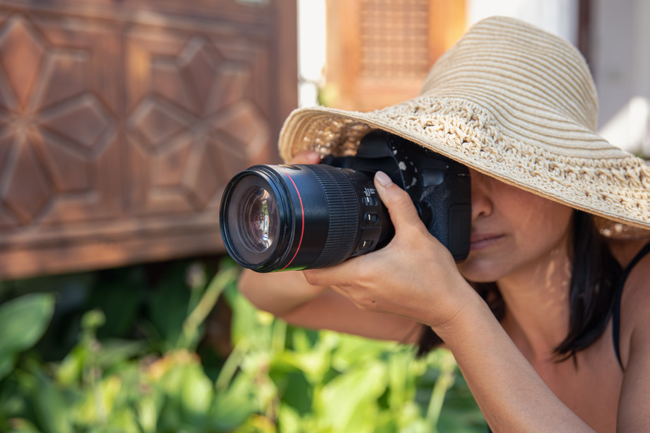 youngwomanhattakespictureswithprofessionalslrcamerahotsummerday.jpg