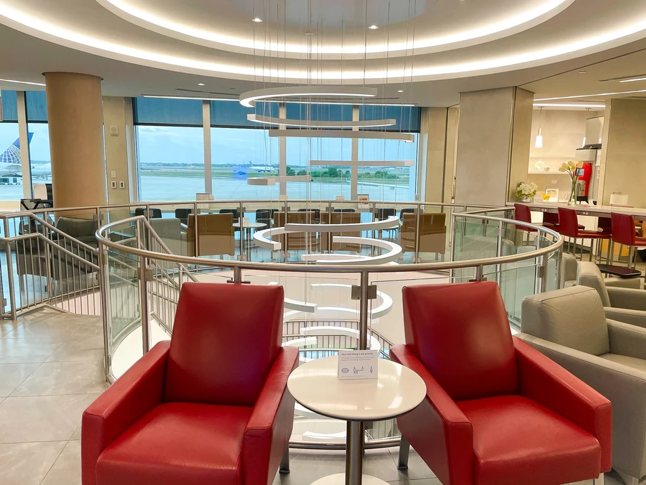 americanairlinesadmiralsclubatorlandomcochairs.webp