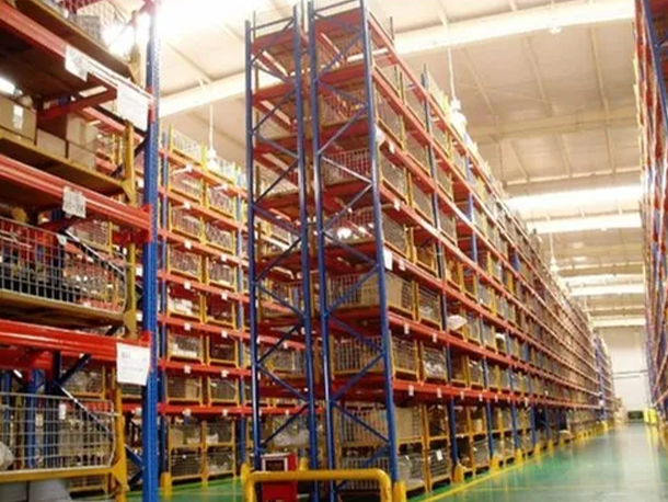 warehousestorageracksaisle.png