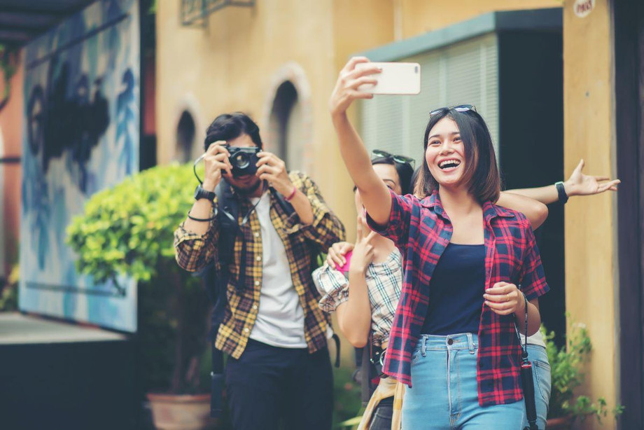 groupfriendstakingselfieurbanstreethavinggoodfuntogether1.jpg