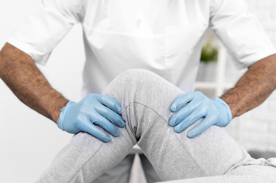 malephysiotherapistcheckingwomanskneemobility.jpg