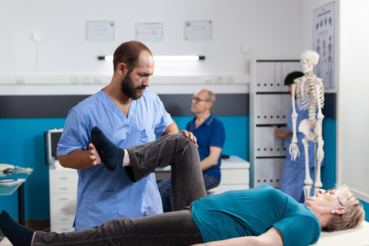chiropractortreatingpatientclinic_104894425789935.jpg