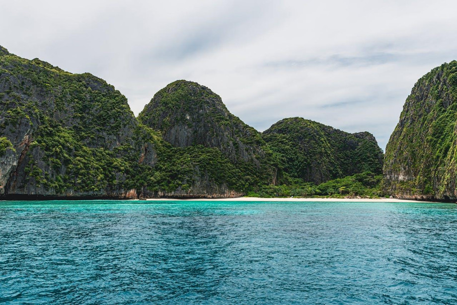 beachamongsteeprocksonthecoastalrockmountainphiphiislandskrabithailand.jpg