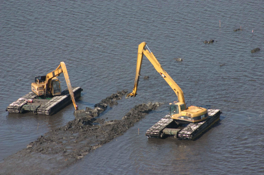 amphibiousexcavator4.jpg