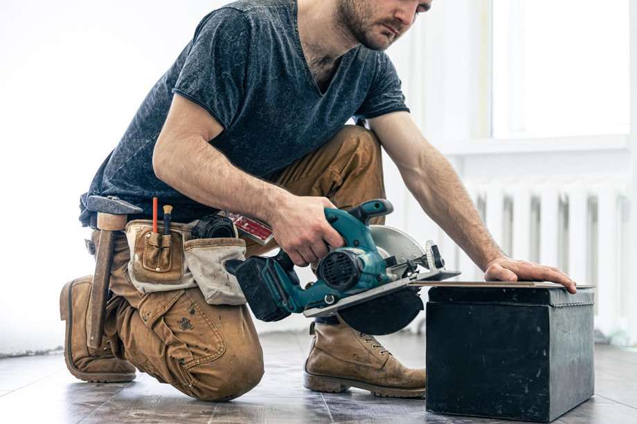 circularsawcarpenterusingcircularsawwood.jpg