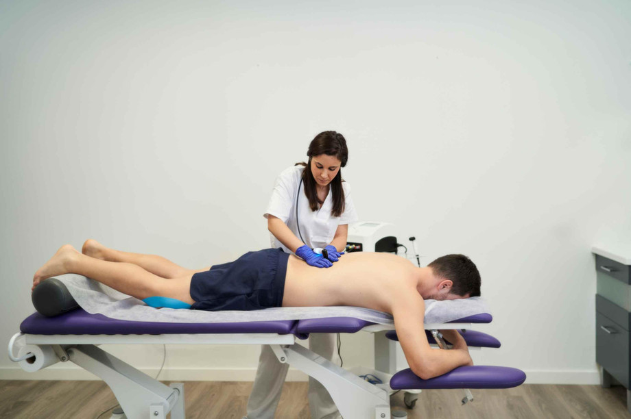 jpegoptimizer_afemalephysiotherapistgivingdiathermytreatmen20241203001339utc.JPG