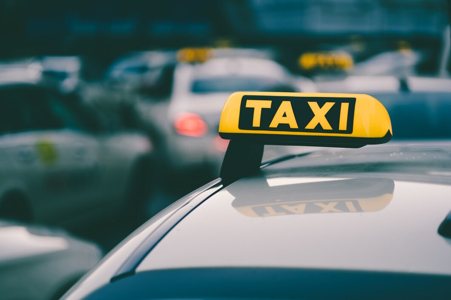 selectivefocusshotyellowtaxisigntrafficjam_18162442635.jpg