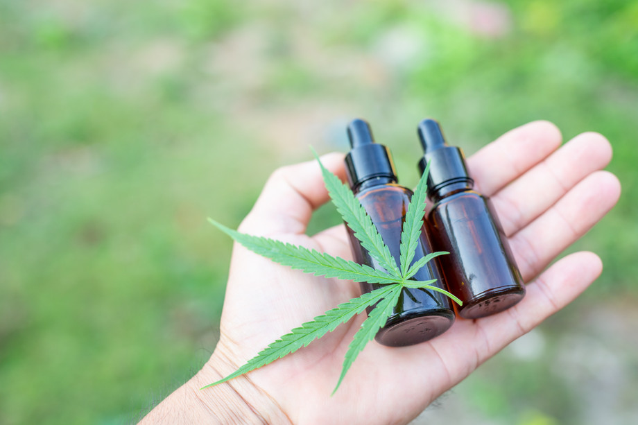 Hemp leaf and oil