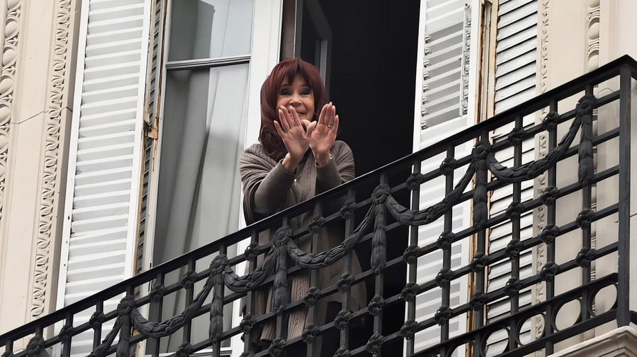 elperonismoimpulsaunamasivamarchaparaapoyaracristinakirchnerquienesparticiparanycomoseraeloperativodeseguridadfotoreutersmgflszpsdbcatgkkwfpsejo55upicsartaiimageenhancer.jpg