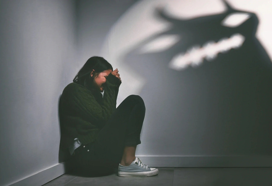 imgi_20_shotofayoungwomansittinginthecornerofad2048x1406.jpeg