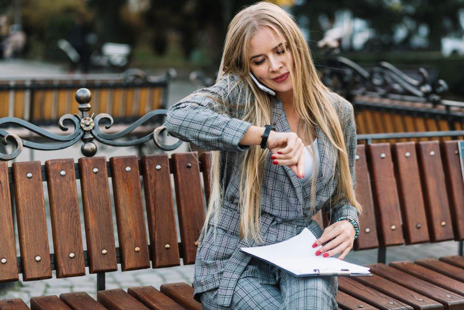 elegantbusinesswomansittingbench1.jpg