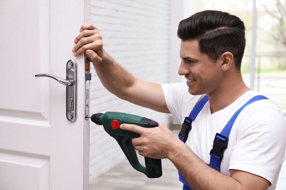 imgi_84_handymanwithscrewgunrepairingdoorlockindoor20260119170258utc2.jpeg