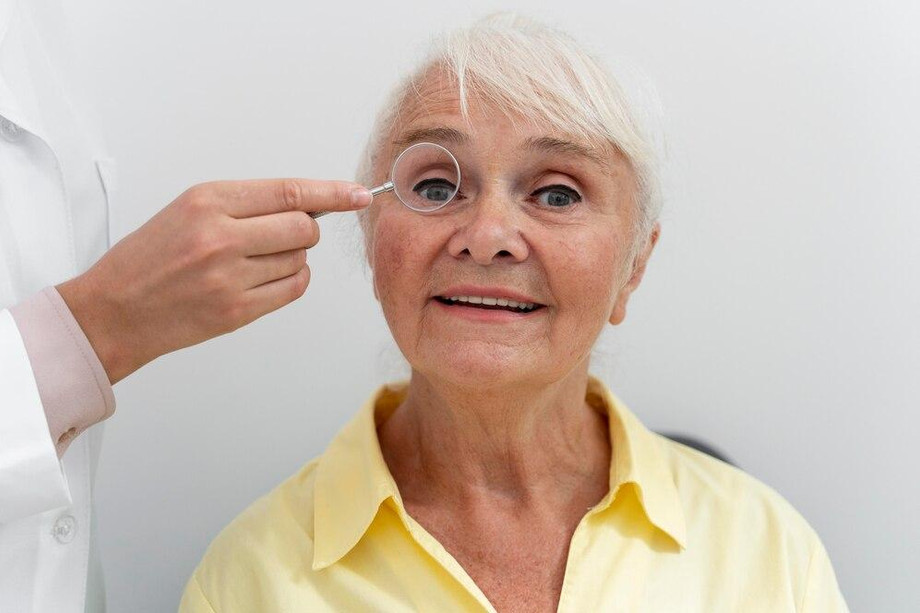 oldwomanhavingeyesightcheckophthalmologyclinic_232149082451.jpg