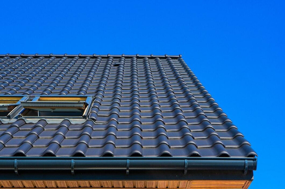 verticallowanglecloseupshotblackroofbuilding_18162410654.jpg