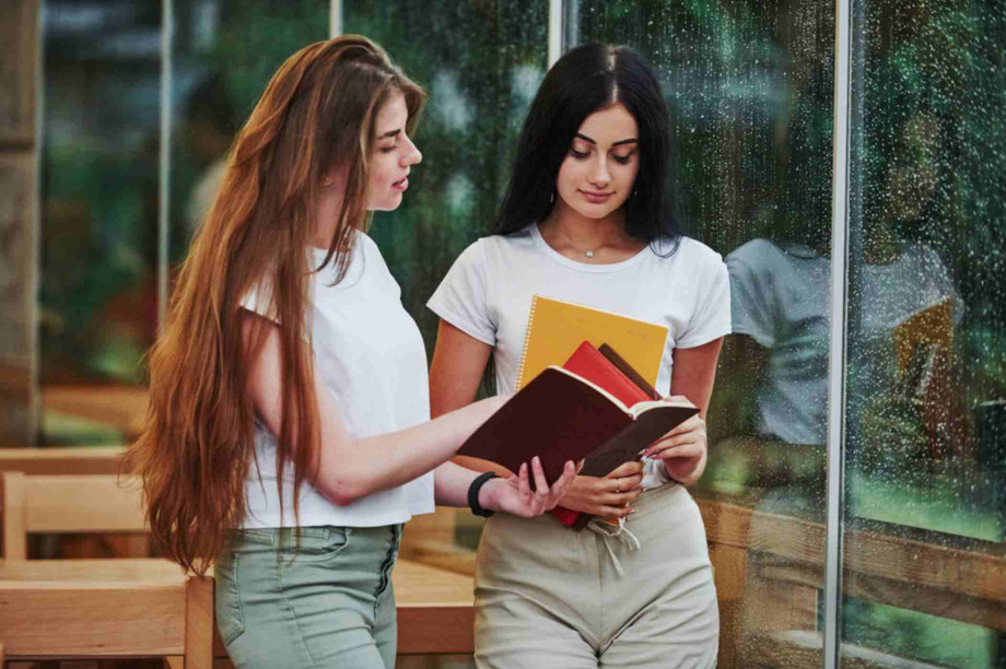 jpegoptimizer_twofemalestudentshaveconversationincafeatr20250318202512utc.jpg